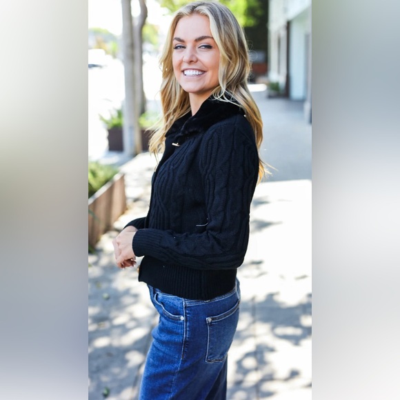 NWT ENTRO BLACK BUTTON DOWN FAUX FUR COLLAR CARDIGAN - Picture 3 of 8